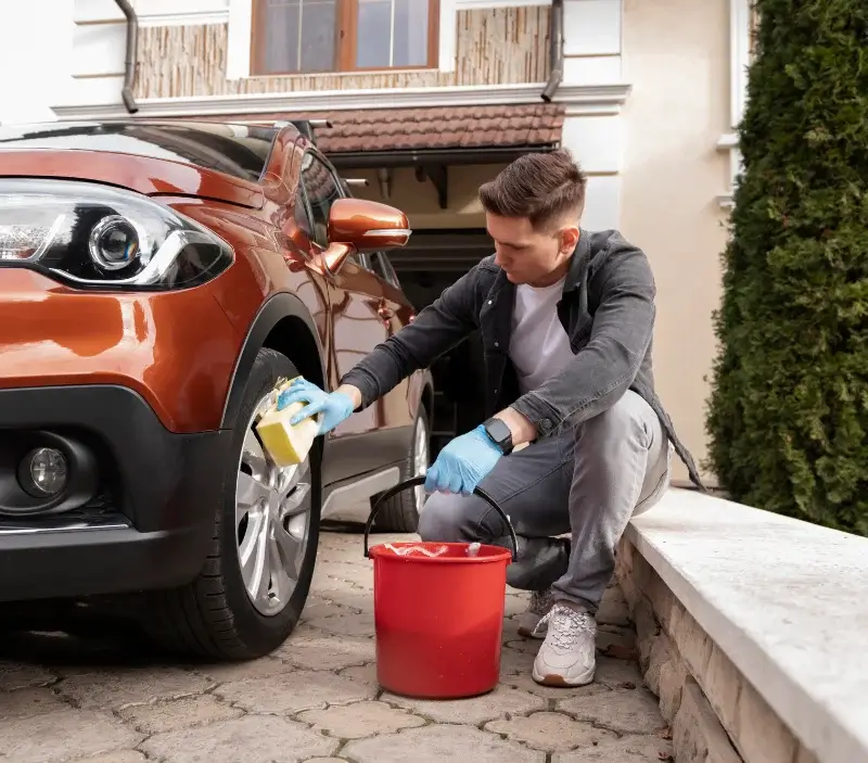 Lavage auto à domicile Réminiac : professionnel intervenant sur un véhicule